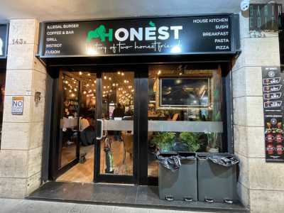 Accanto all'entrata dell�Hon�st (il cui nome rimanda alla tipica espressione barese che vuol dire �giusto�)...